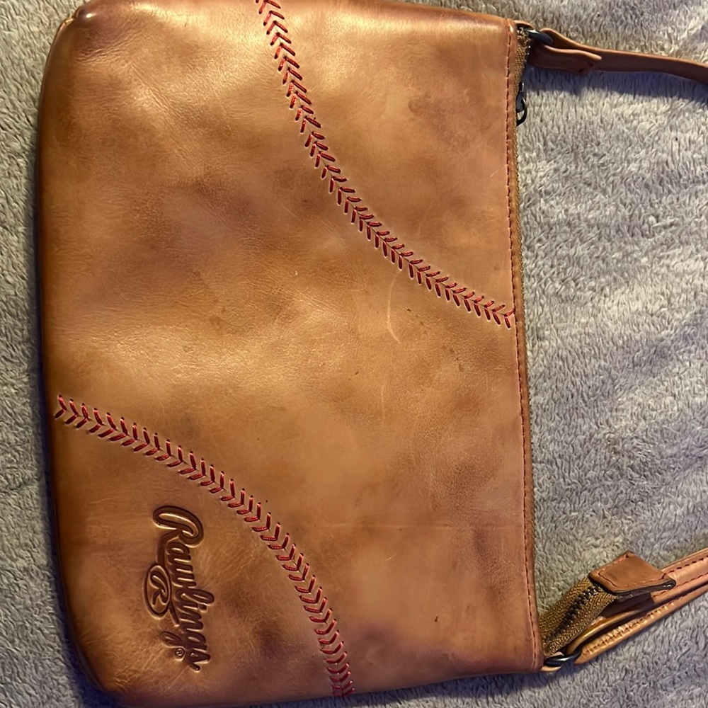 It’s a rawling baseball bag tan/brown in good condition only been used once